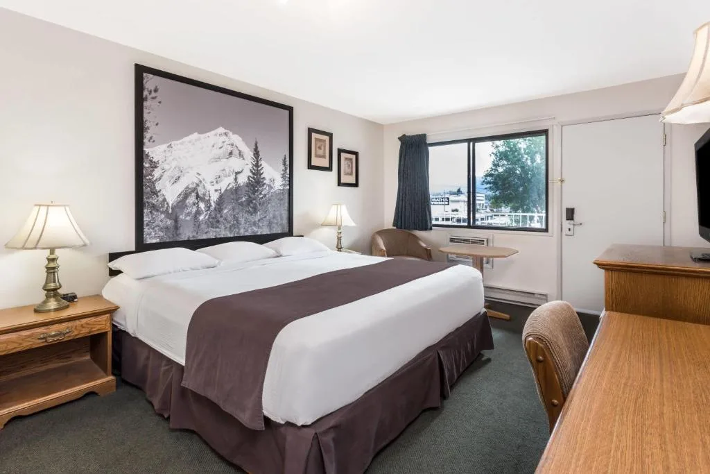 Super 8 by Wyndham Kelowna BC — 2
