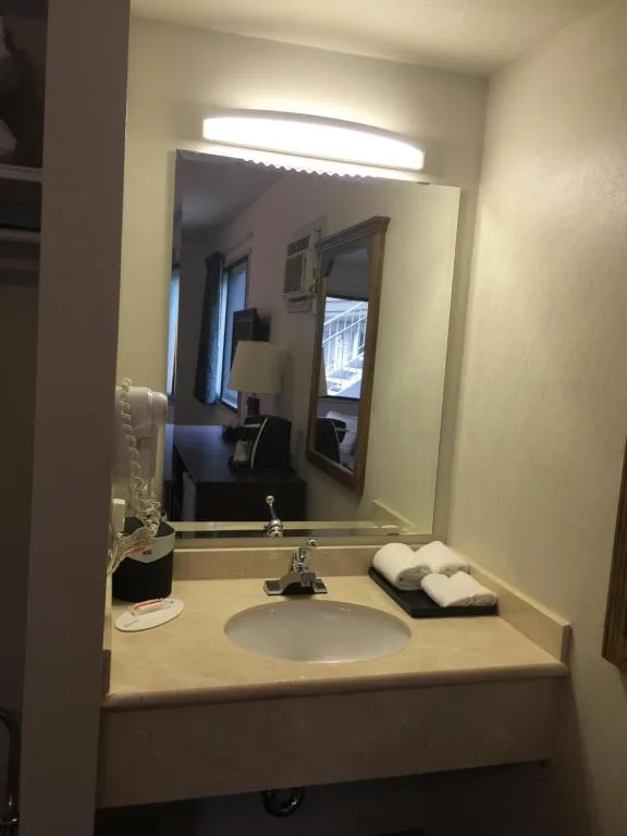 Super 8 by Wyndham Kelowna BC — 3