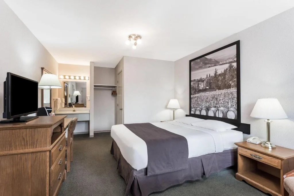 Super 8 by Wyndham Kelowna BC — 5