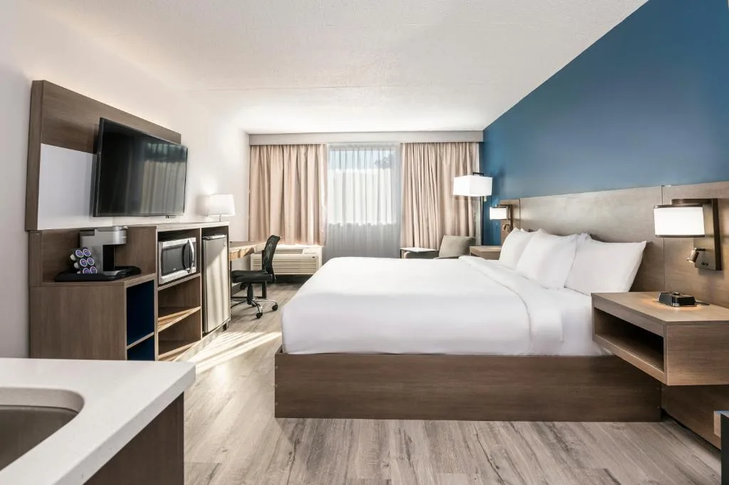 Comfort Suites Kingston Central — 2