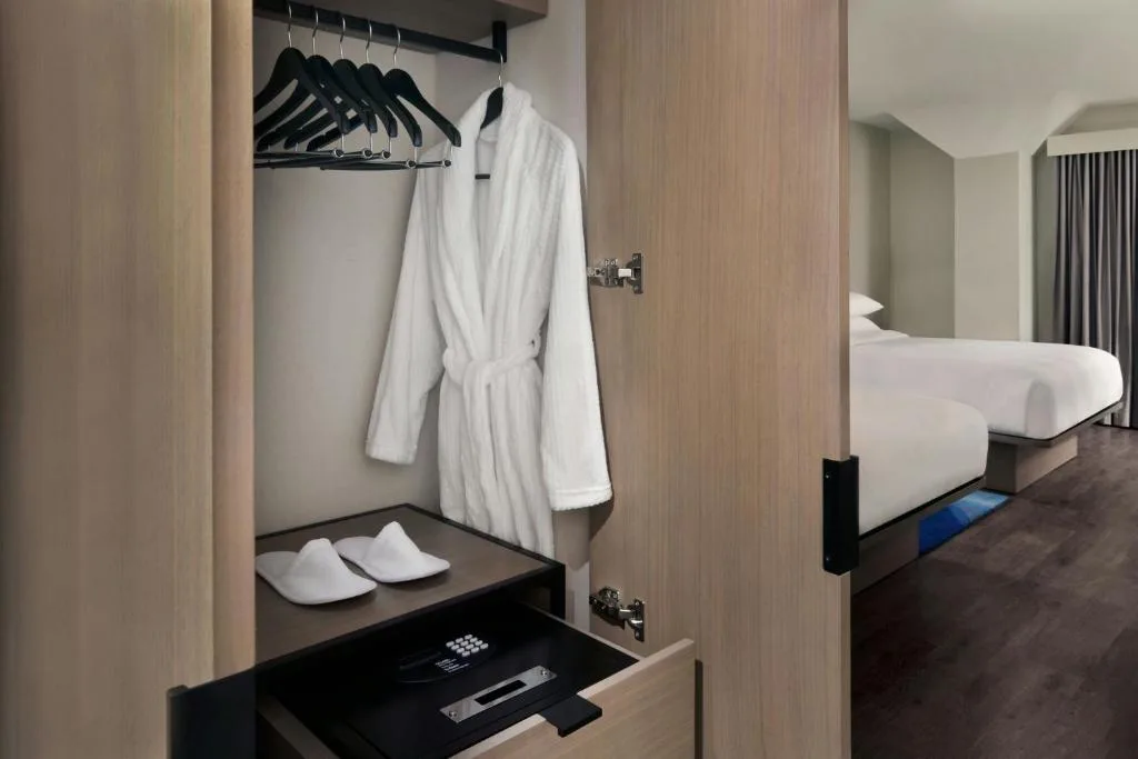 Kingston Marriott Hotel — 3