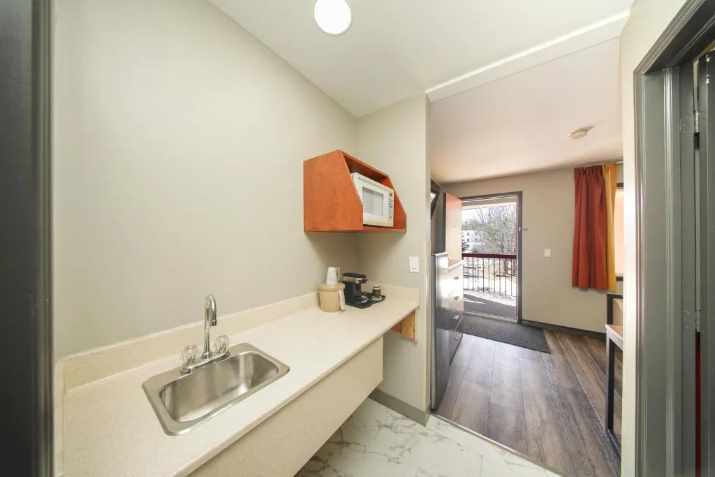 Super 8 by Wyndham Kingston — 3