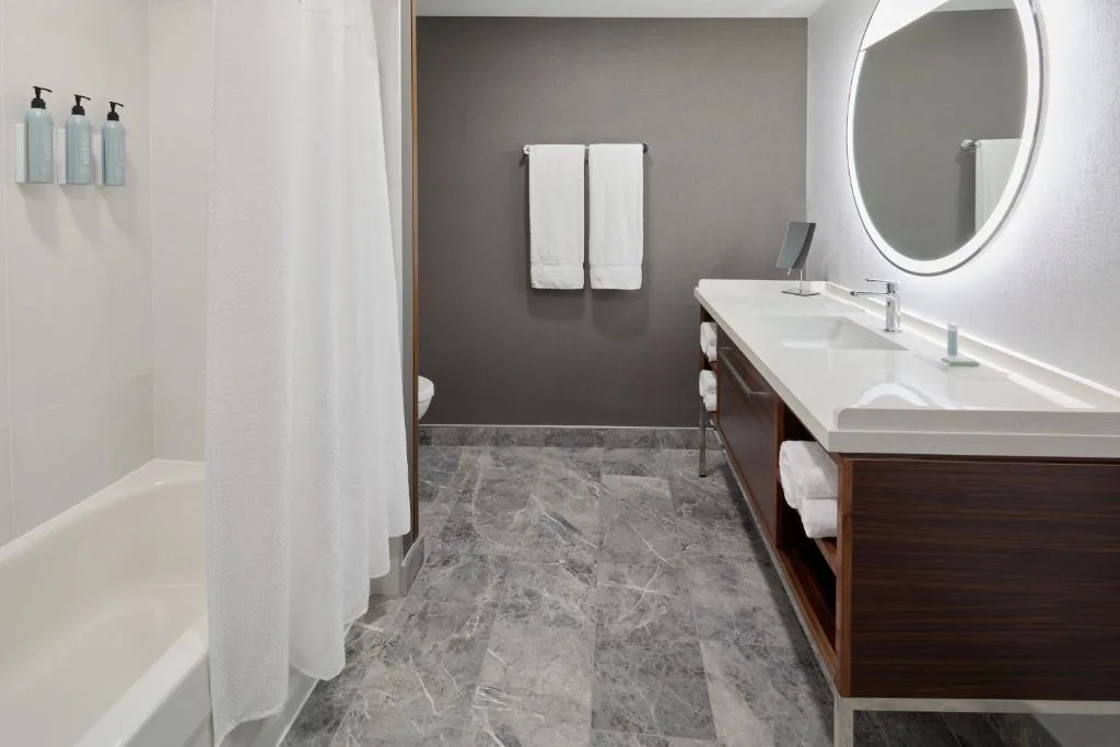 Courtyard by Marriott Montreal Laval — 3