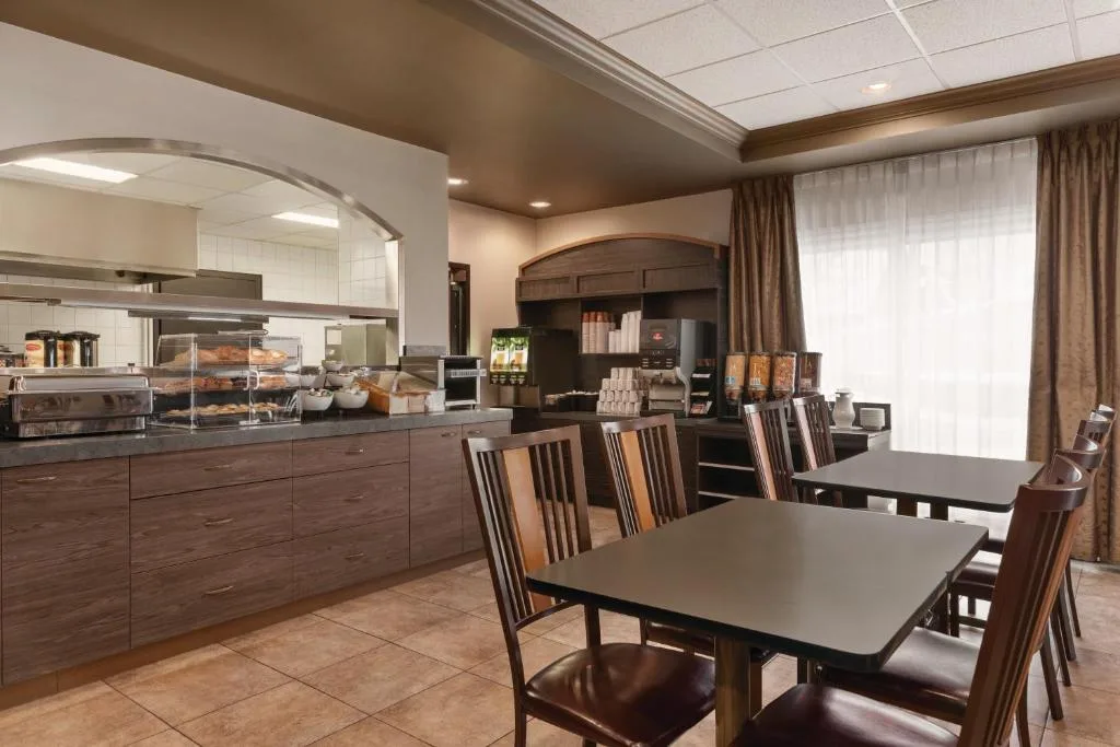 Days Inn by Wyndham Levis — 5
