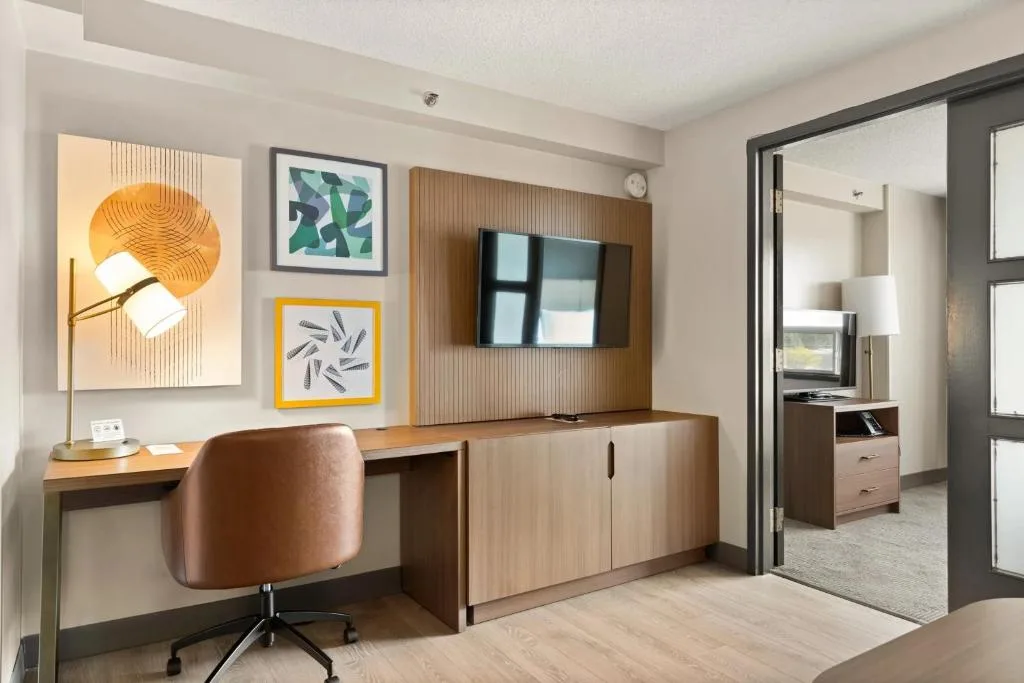 Holiday Inn Hotel & Suites London by IHG — 5