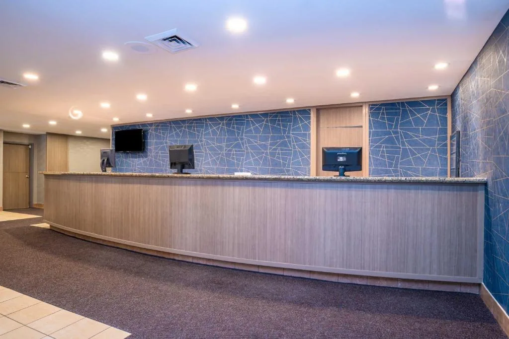 Sandman Hotel Montreal - Longueuil — 3