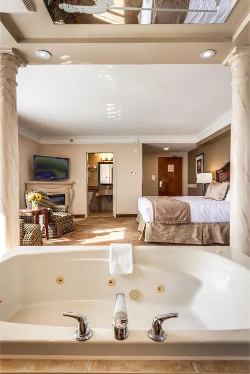Monte Carlo Inn & Suites Downtown Markham — 3