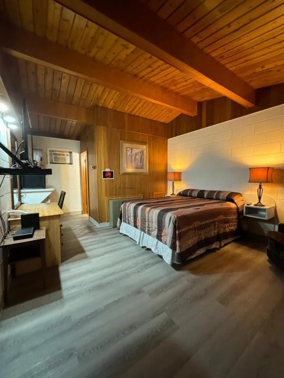 Ace Crown Motel — 2