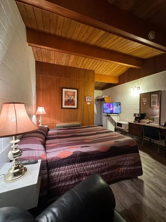 Ace Crown Motel — 5