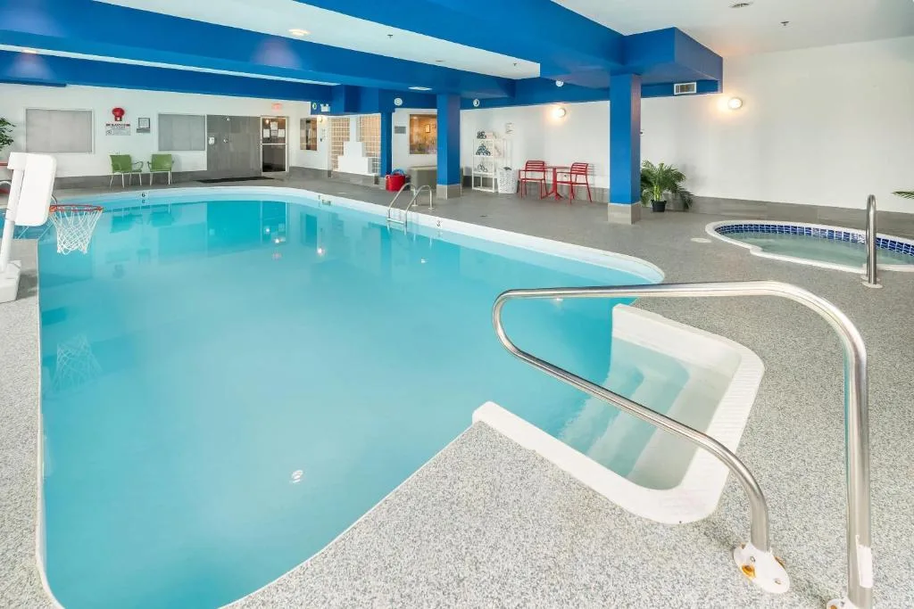Comfort Inn & Suites Medicine Hat Shopping Centre — 3