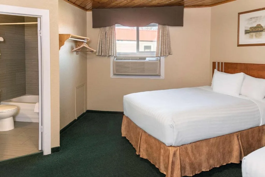 Econo Lodge Inn & Suites Medicine Hat Highway 1 — 3
