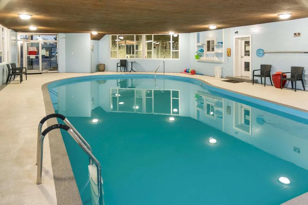 Econo Lodge Inn & Suites Medicine Hat Highway 1 — 4