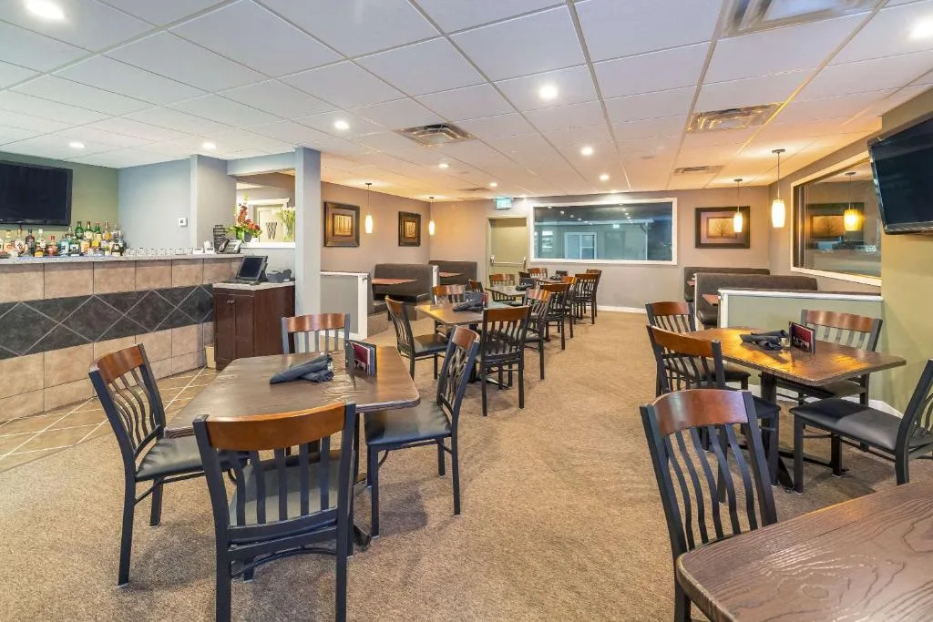 Econo Lodge Inn & Suites Medicine Hat Highway 1 — 5