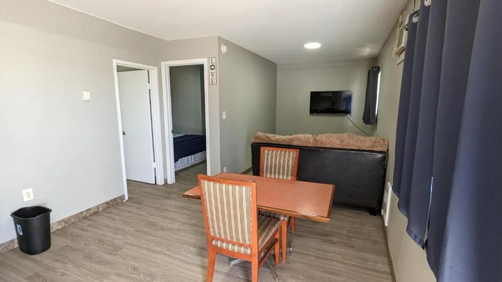 Riverside Motel and Suites — 4