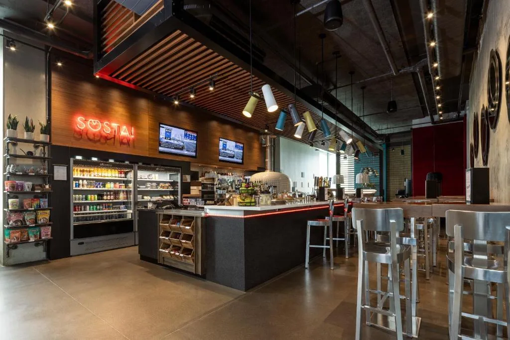 Alt Hotel Toronto Airport — 4
