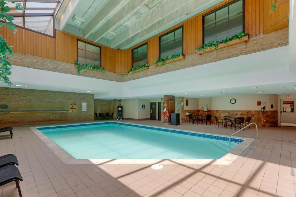 Best Western Plus Toronto Airport Hotel — 4