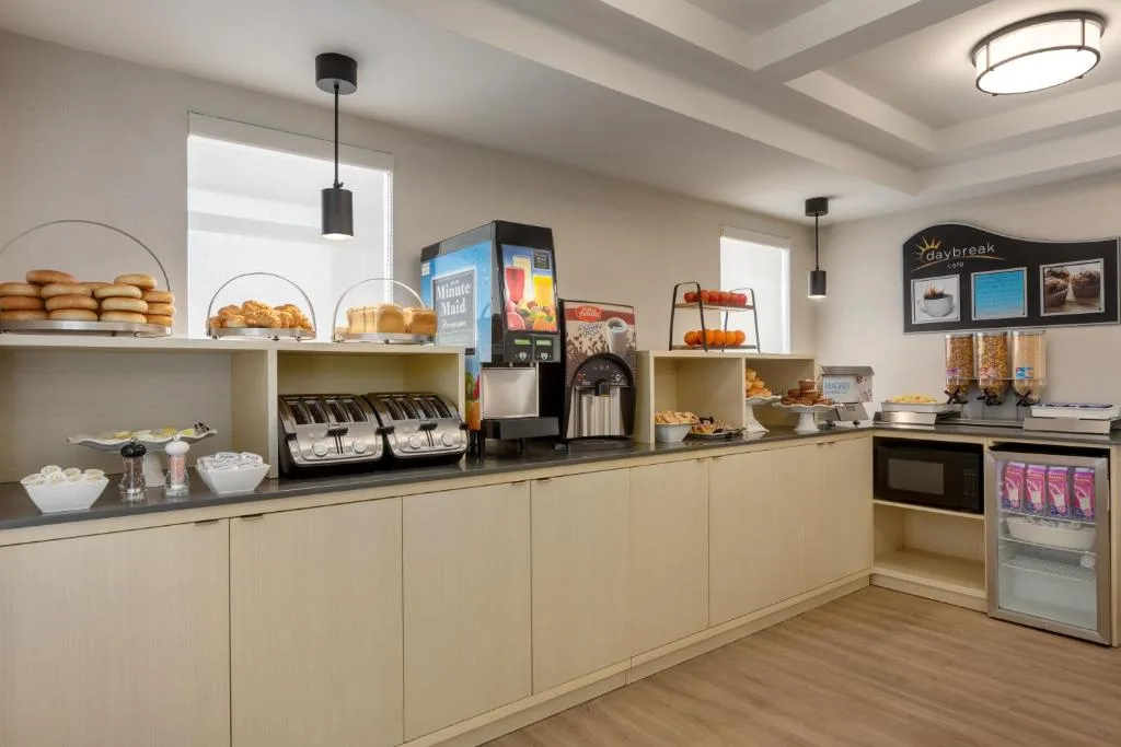 Days Inn by Wyndham Toronto West Mississauga — 4