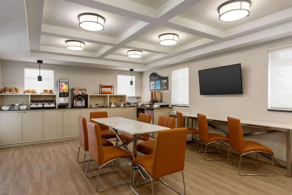 Days Inn by Wyndham Toronto West Mississauga — 5