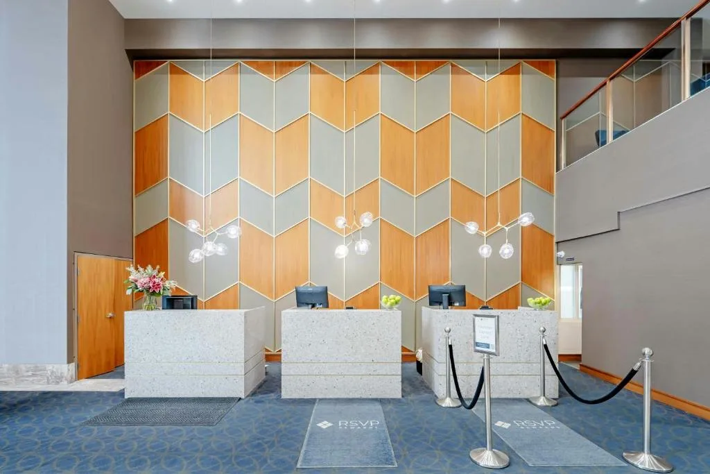 Sandman Signature Mississauga Hotel — 2