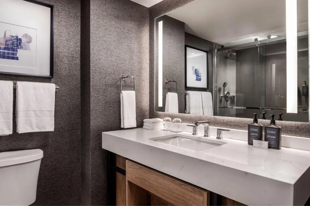 Sheraton Gateway Hotel in Toronto International Airport — 3