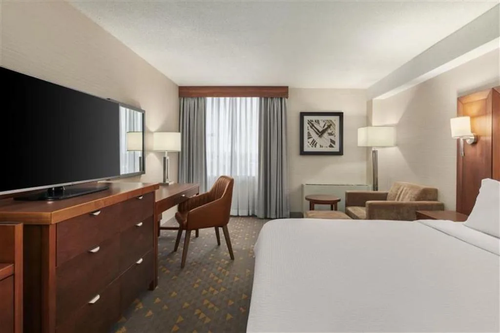 Holiday Inn Oakville Centre by IHG — 4