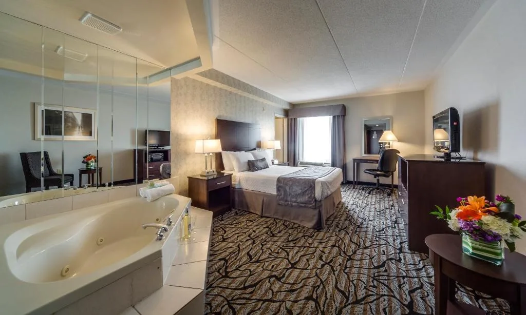 Monte Carlo Inn Oakville Suites — 2