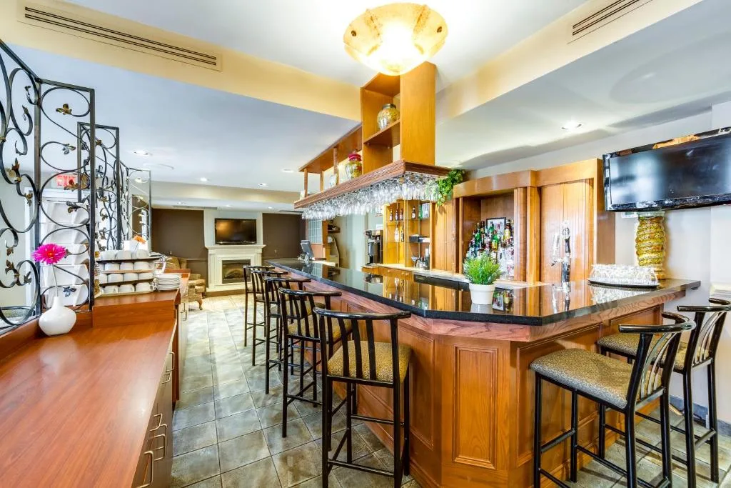 Monte Carlo Inn Oakville Suites — 4