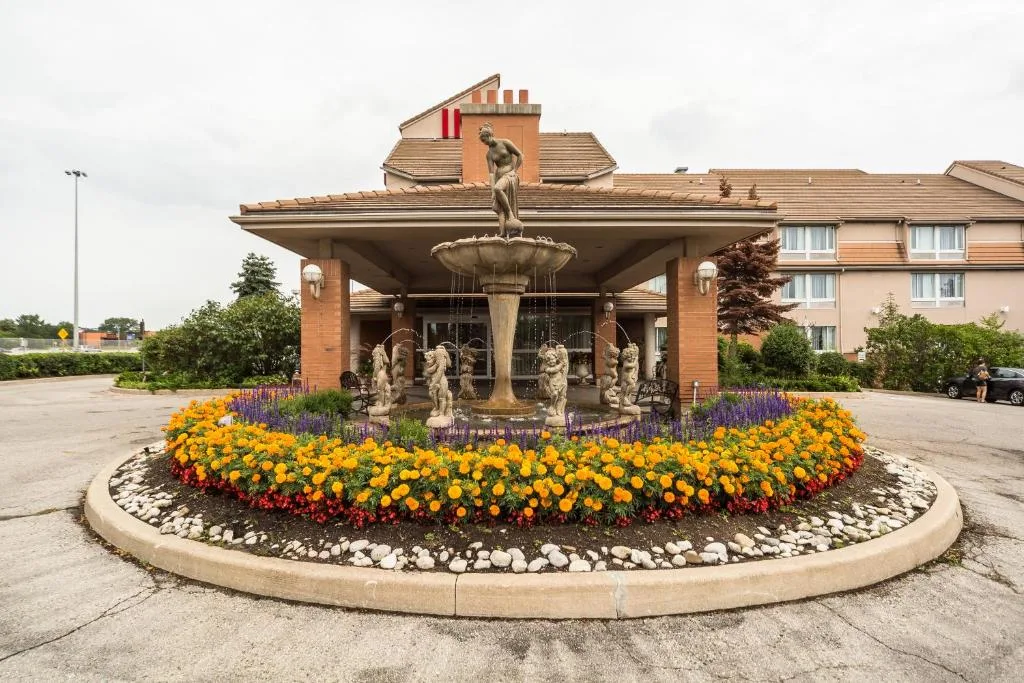 Monte Carlo Inn Oakville Suites — 5