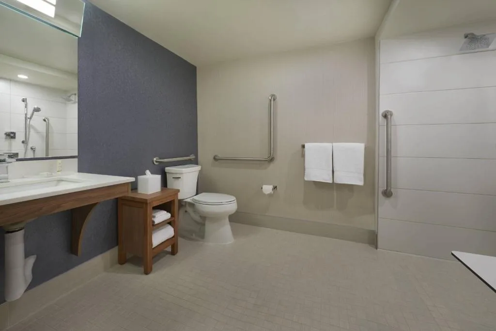 Courtyard by Marriott Oshawa — 3