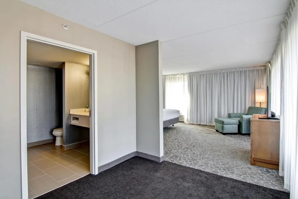 Holiday Inn Express & Suites Oshawa Downtown - Toronto Area by IHG — 3