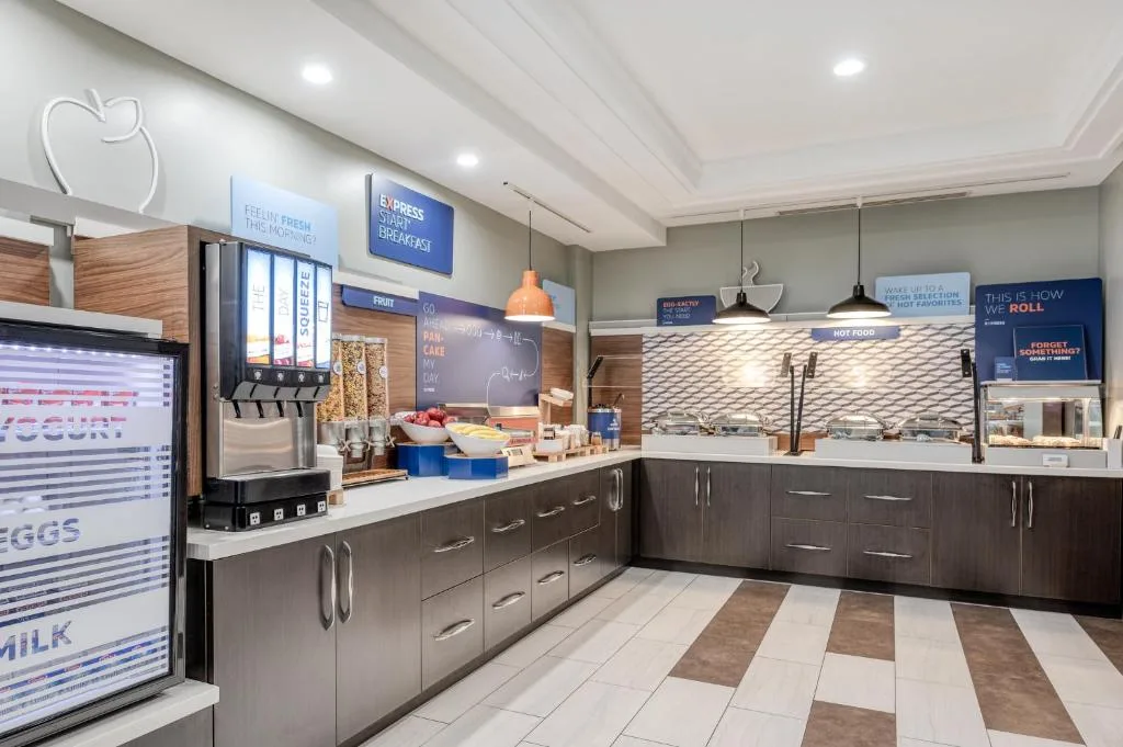 Holiday Inn Express Hotel & Suites Ottawa Airport by IHG — 4