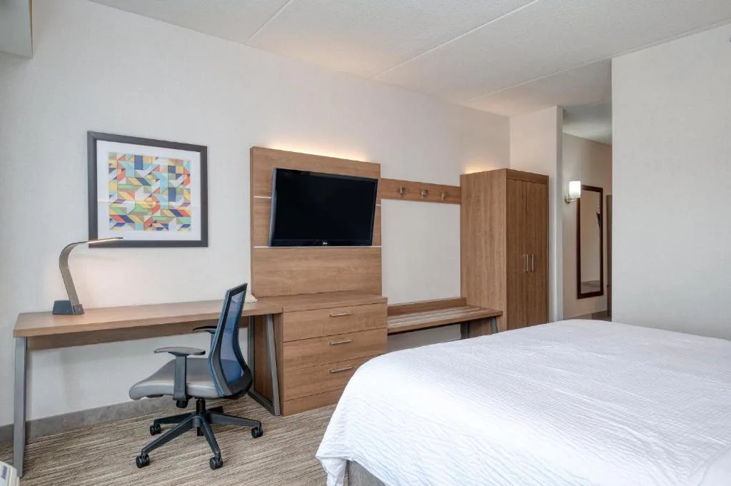 Holiday Inn Express Hotel & Suites Ottawa Airport by IHG — 5