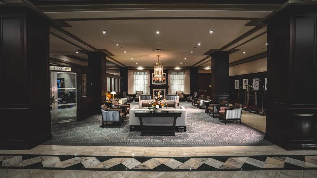 Lord Elgin Hotel — 5