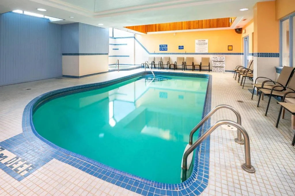 Comfort Hotel & Suites — 4
