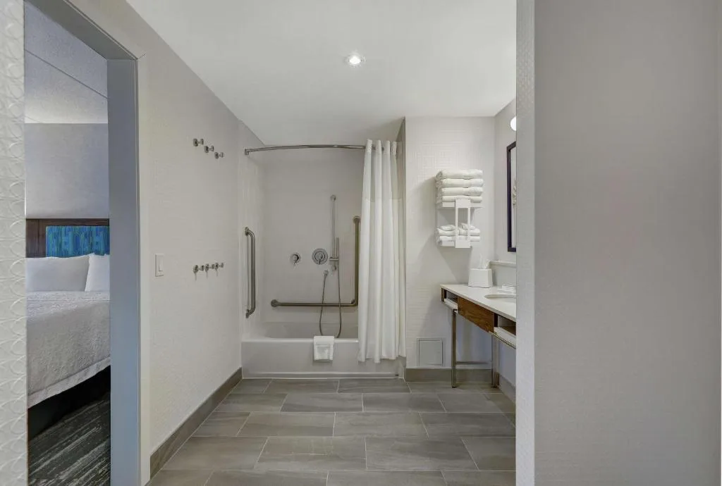 Hampton Inn Peterborough — 3