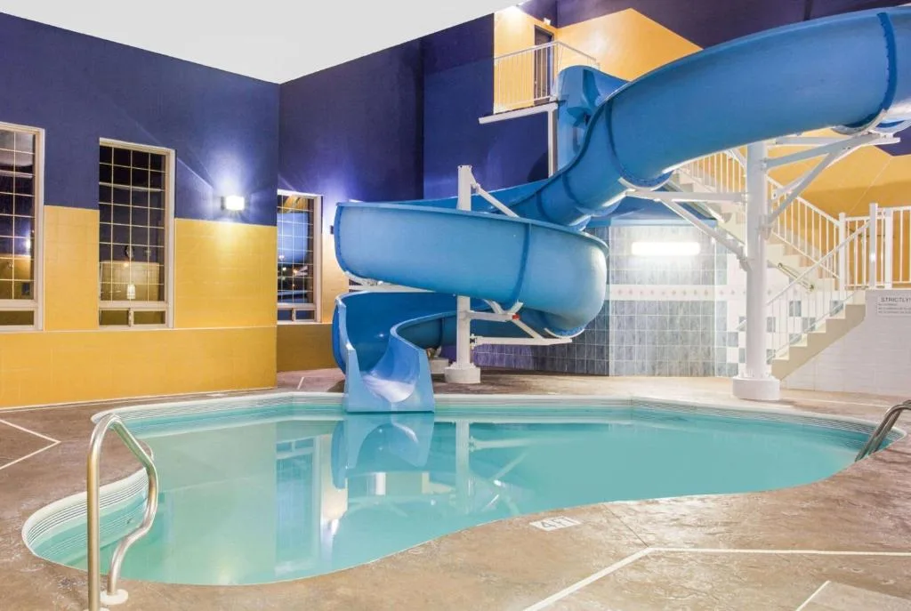 Ramada by Wyndham Red Deer Hotel & Suites — 4