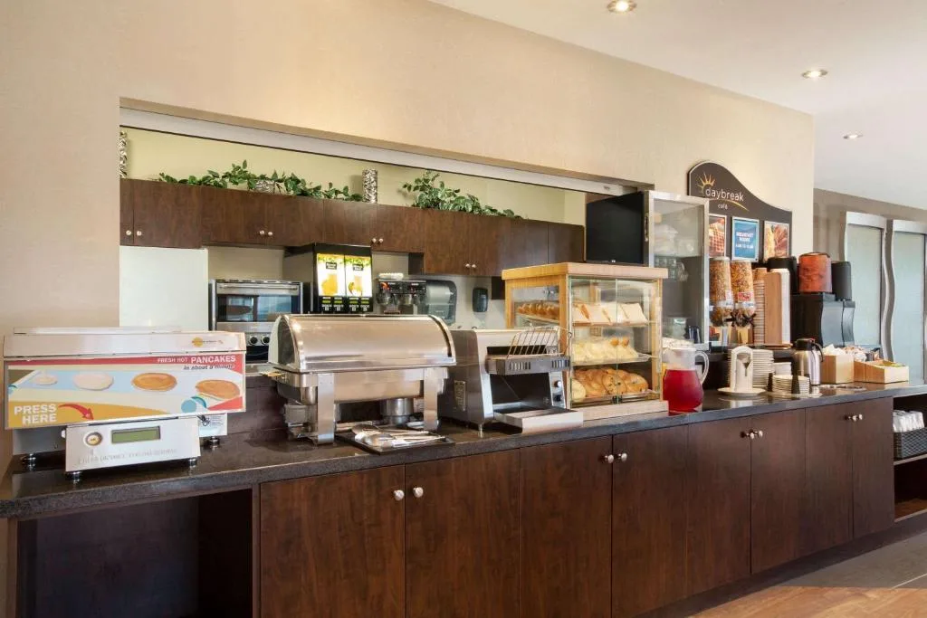 Days Inn by Wyndham Regina Airport West — 5