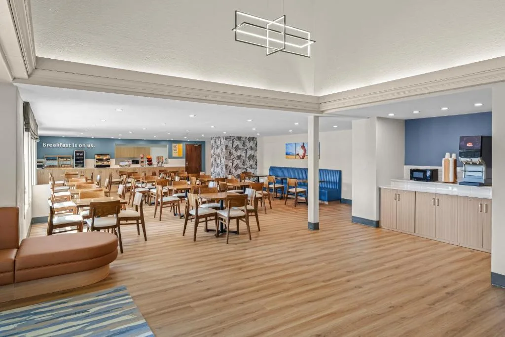 Days Inn by Wyndham Regina — 4