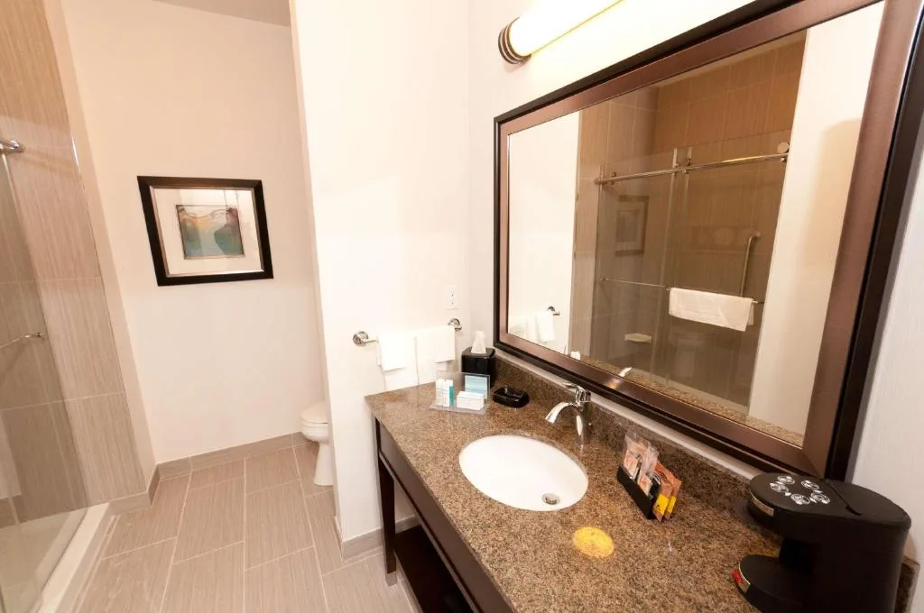 Hampton Inn & Suites East Gate Regina — 3