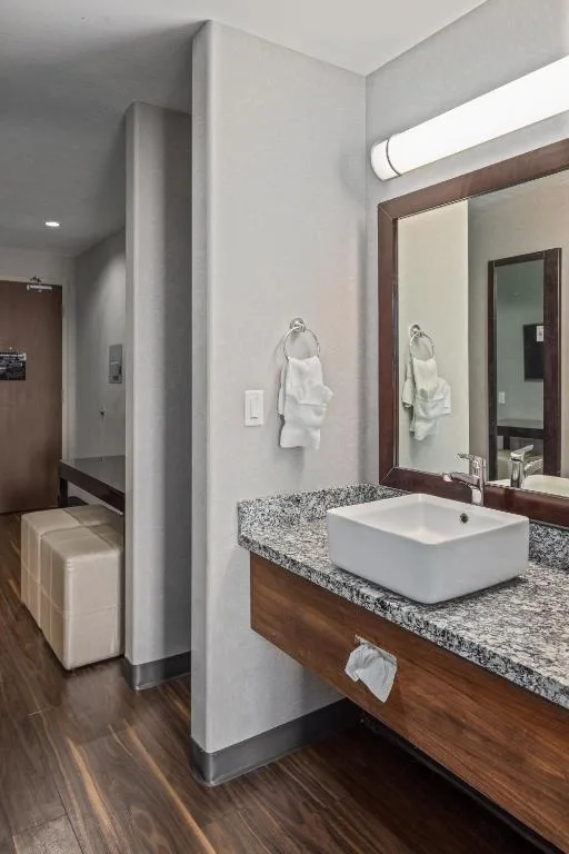 Home Inn & Suites Regina Airport — 3
