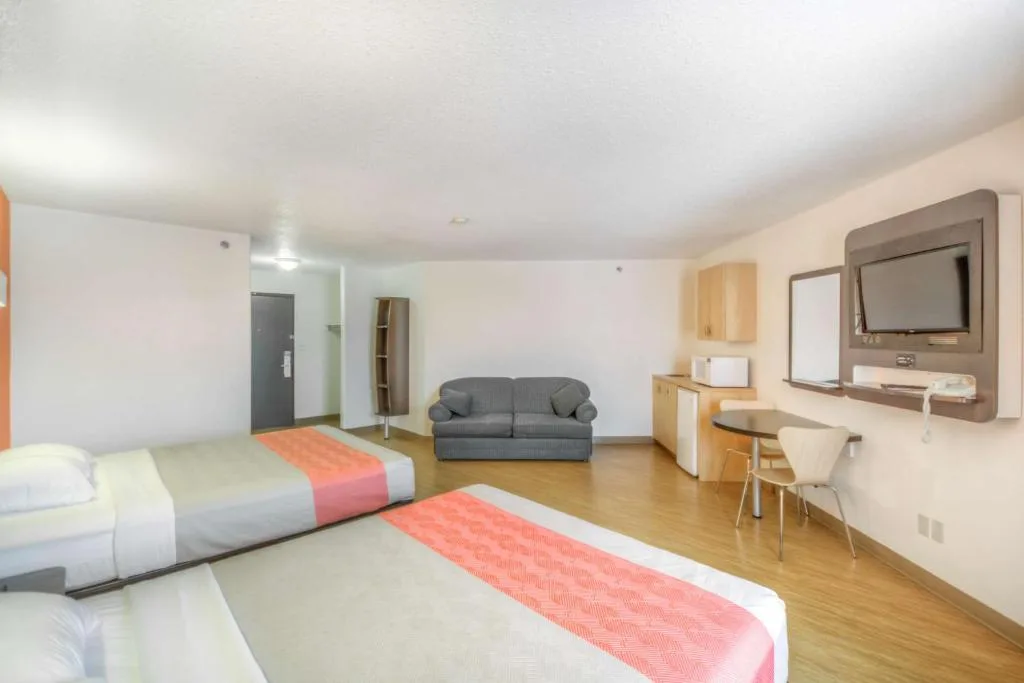 Motel 6-Regina, SK — 4