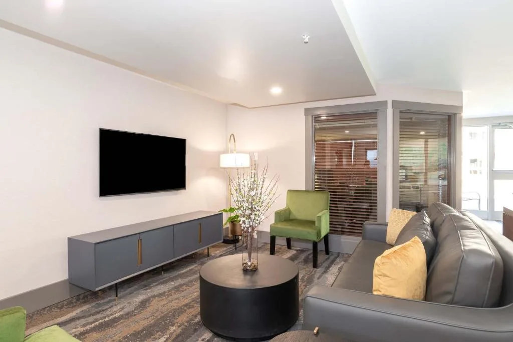 Sandman Hotel & Suites Regina — 5