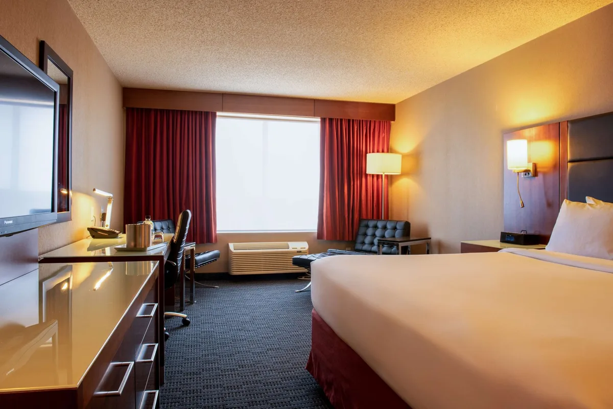 Radisson Hotel & Suites Fort McMurray — 3