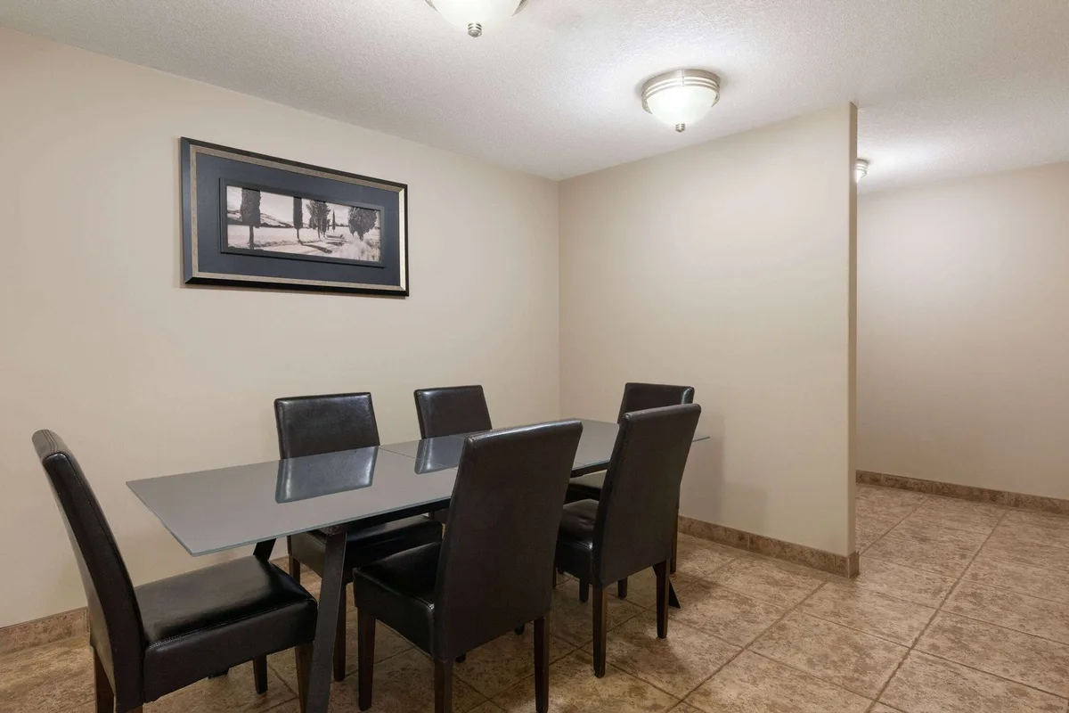 Super 8 by Wyndham Fort McMurray — 5