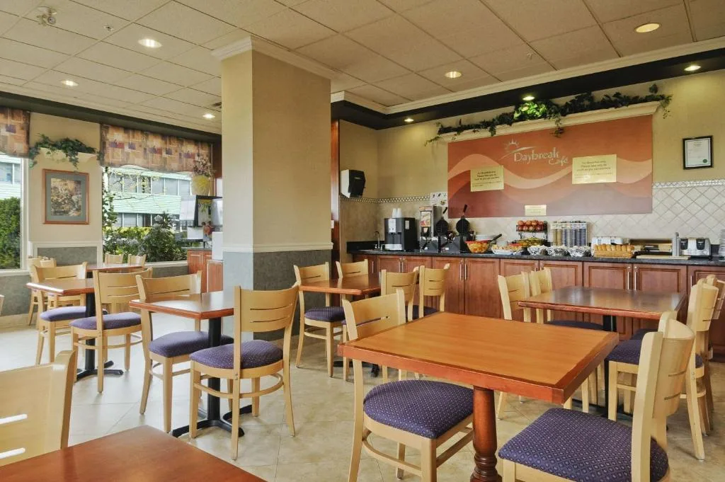 Days Inn by Wyndham Vancouver Airport — 4