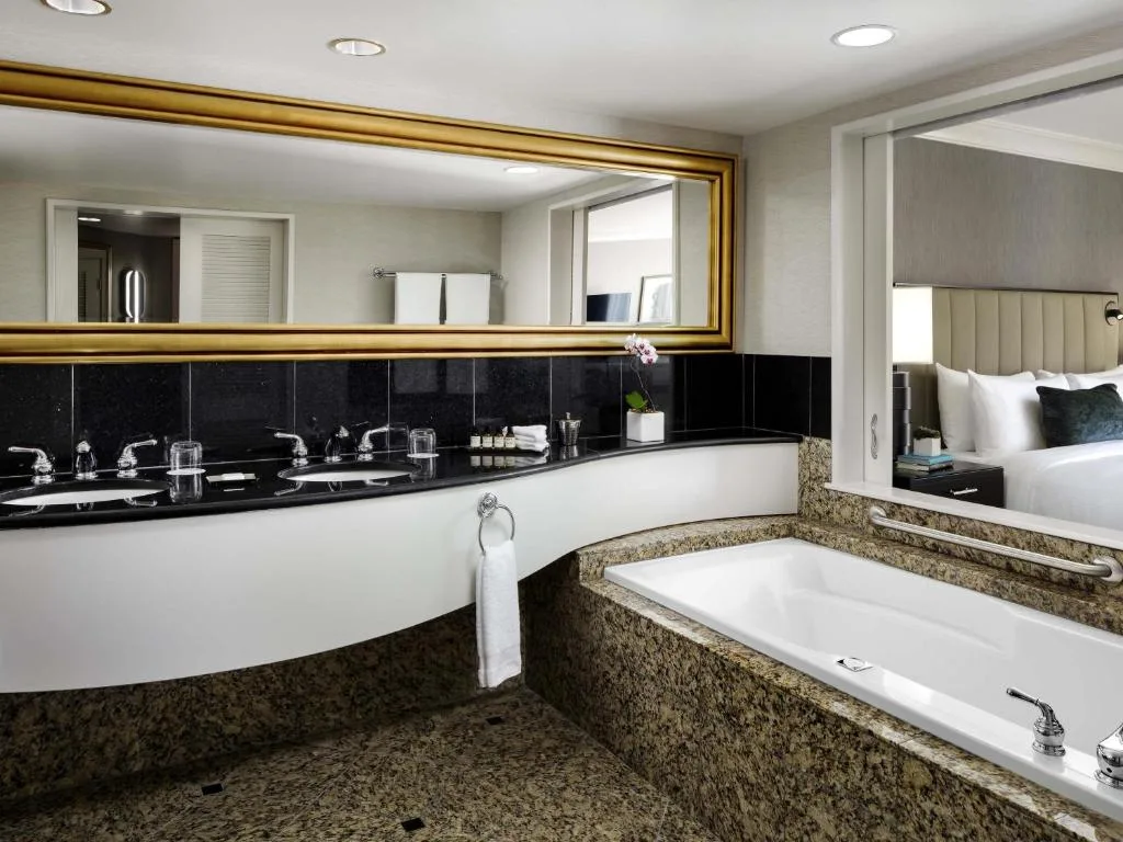 Fairmont Vancouver Airport In-Terminal Hotel — 2