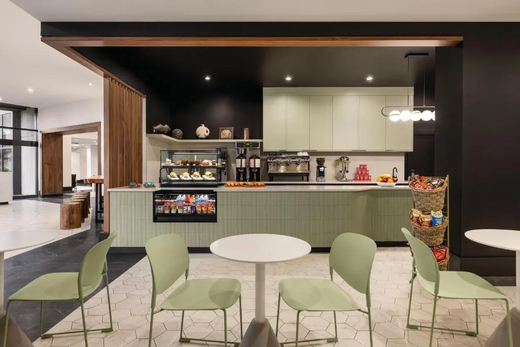 Radisson Blu Vancouver Airport Hotel & Marina — 3