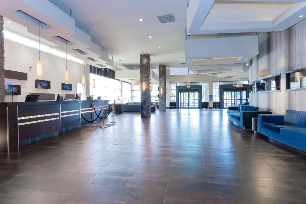 Sandman Signature Vancouver Airport Hotel & Resort — 5