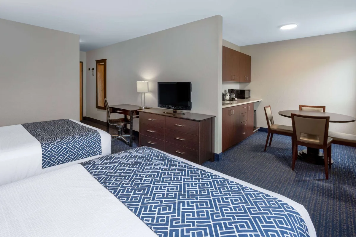 Super 8 by Wyndham Lachenaie/Terrebonne — 4