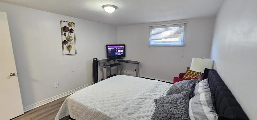 Deluxe Private Room in a Shared Apartment- Comfortable and Convenient